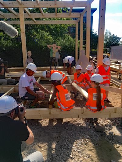 JA! Junior Architekt:innen beim Bau ihres Pavillons